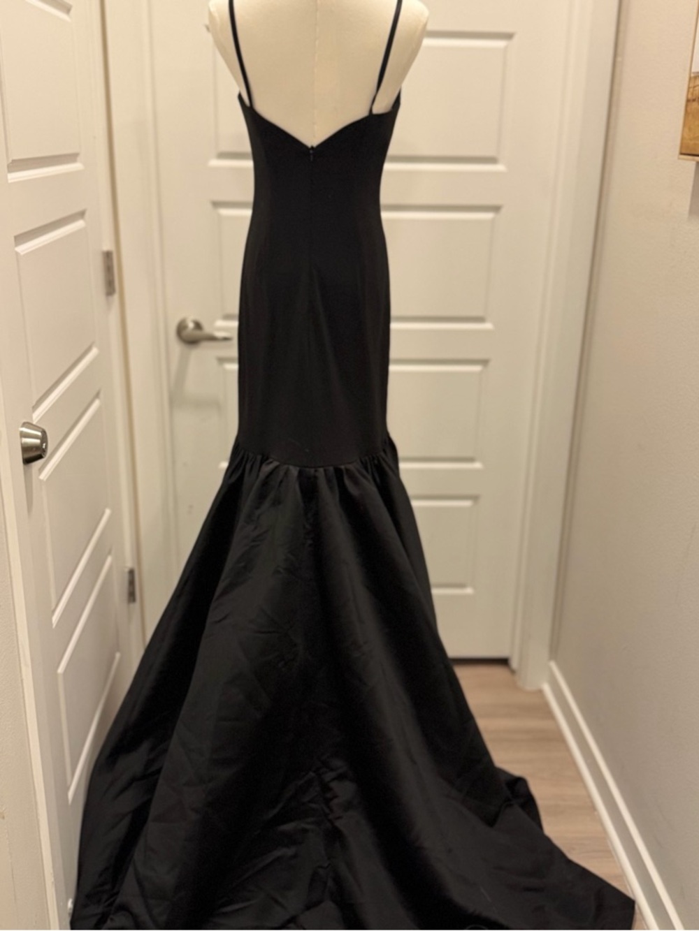Elegant Black Bow-Accent Evening Dress - Picture 11 of 12